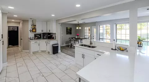 Kitchen - 28 Deerfield Dr, Madison, MS 39110 photo 2 of 7
