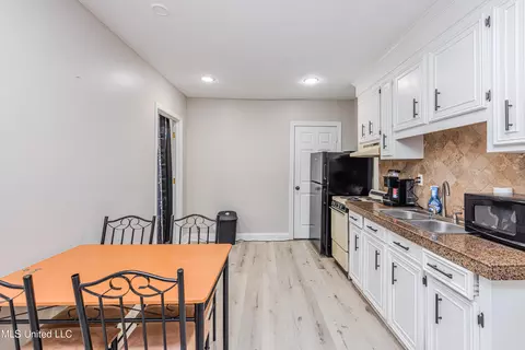Kitchen - 28 Deerfield Dr, Madison, MS 39110 photo 5 of 7