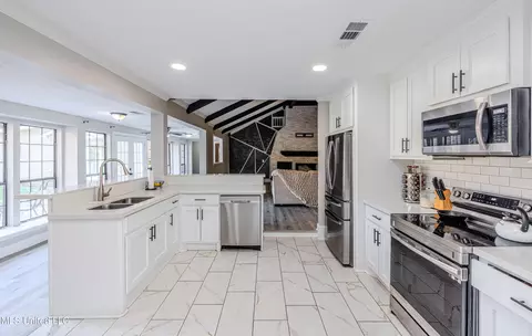 Kitchen - 28 Deerfield Dr, Madison, MS 39110 photo 3 of 7