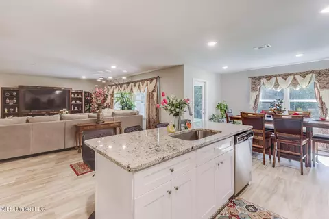 Kitchen - 1012 Enclave Cir, Long Beach, MS 39560 photo 4 of 4