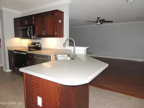 Kitchen - 400 S Timber Way, Hernando, MS 38632 photo 3 of 4