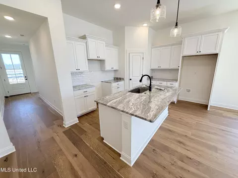 Kitchen - 818 W Quitman Ct, Nesbit, MS 38651 photo 2 of 5