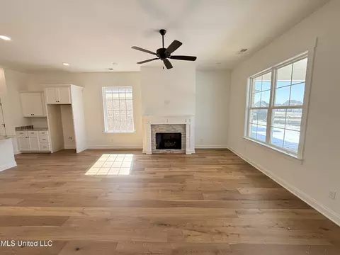 Living - 818 W Quitman Ct, Nesbit, MS 38651 photo 2 of 3