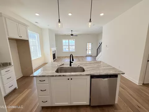 Kitchen - 818 W Quitman Ct, Nesbit, MS 38651 photo 4 of 5