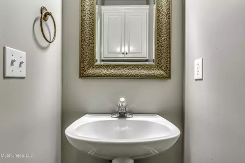 Bath - 420 Fairfield Dr, Madison, MS 39110 photo 1 of 8