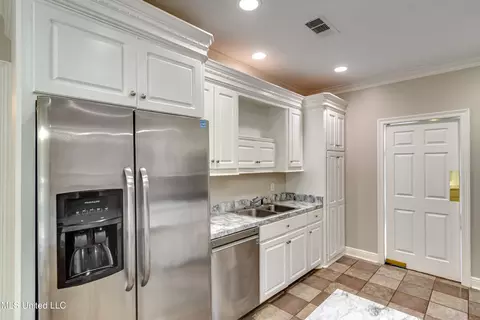 Kitchen - 420 Fairfield Dr, Madison, MS 39110 photo 3 of 7