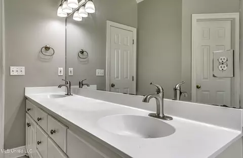 Bath - 420 Fairfield Dr, Madison, MS 39110 photo 6 of 8