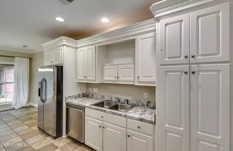 Kitchen - 420 Fairfield Dr, Madison, MS 39110 photo 6 of 7