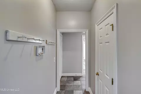 Entry Way - 420 Fairfield Dr, Madison, MS 39110 photo 5 of 6