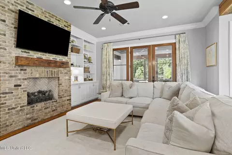 Living - 103 Cherry Laurel Ct, Ridgeland, MS 39157 photo 3 of 3