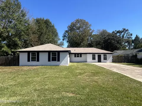 1816 Seacliffe Dr, Gautier, MS 39553
