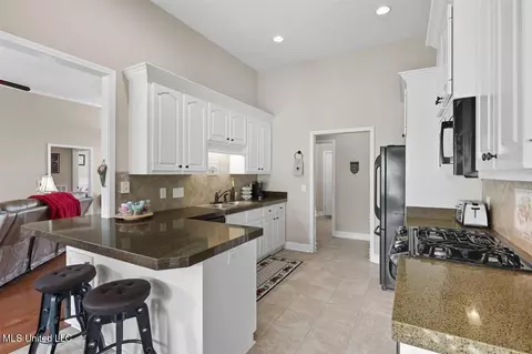 Kitchen - 125 Memory Ln, Madison, MS 39110 photo 2 of 4