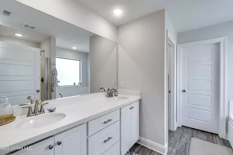 Bath - 110 Bailey Cv, Canton, MS 39046 photo 1 of 7