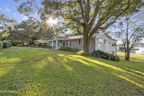 1215 Sunset Ave, Ocean Springs, MS 39564