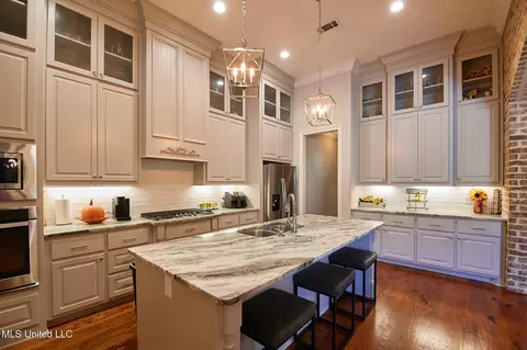 Kitchen - 249 Grayhawk Dr, Madison, MS 39110 photo 4 of 5