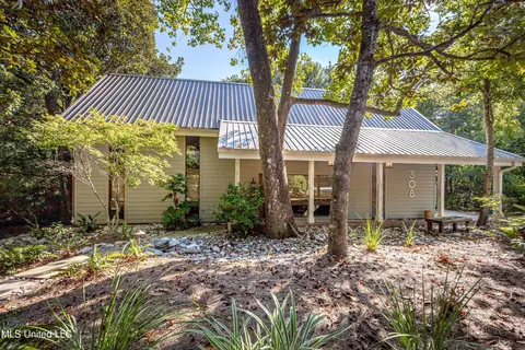 308 Lovers Ln, Ocean Springs, MS 39564