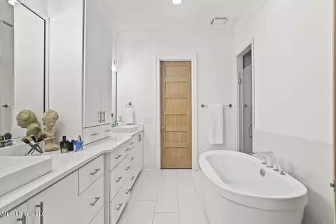 Bath - 159 Harper St, Ridgeland, MS 39157 photo 2 of 2