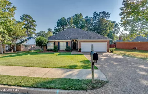 213 Boxwood Cir, Brandon, MS 39047