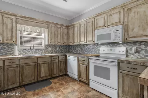 Kitchen - 211 Jacks Pl, Brandon, MS 39047 photo 2 of 4