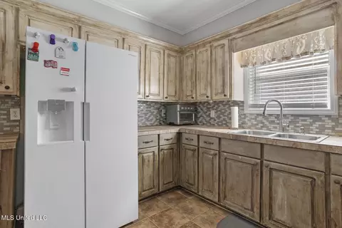 Kitchen - 211 Jacks Pl, Brandon, MS 39047 photo 3 of 4