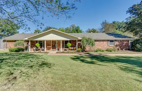 105 Center St, Flora, MS 39071