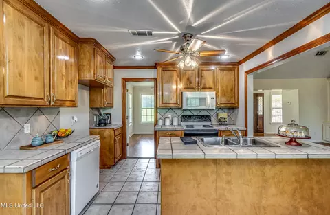 Kitchen - 254 Waldrop Rd, Flora, MS 39071 photo 3 of 11