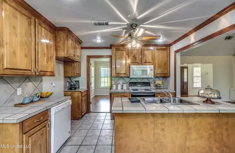 Kitchen - 254 Waldrop Rd, Flora, MS 39071 photo 6 of 11