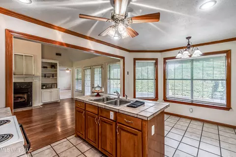 Kitchen - 254 Waldrop Rd, Flora, MS 39071 photo 4 of 11