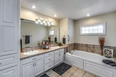 Bath - 254 Waldrop Rd, Flora, MS 39071 photo 2 of 5