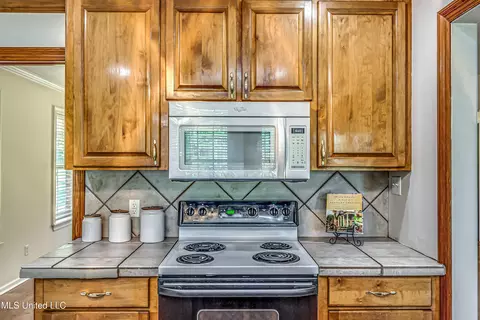 Kitchen - 254 Waldrop Rd, Flora, MS 39071 photo 8 of 11