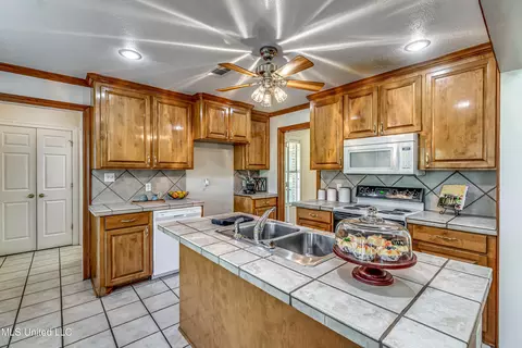 Kitchen - 254 Waldrop Rd, Flora, MS 39071 photo 2 of 11