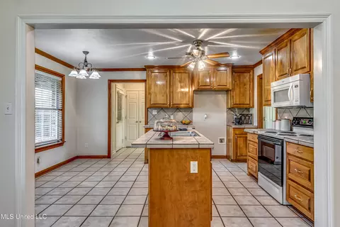 Kitchen - 254 Waldrop Rd, Flora, MS 39071 photo 5 of 11