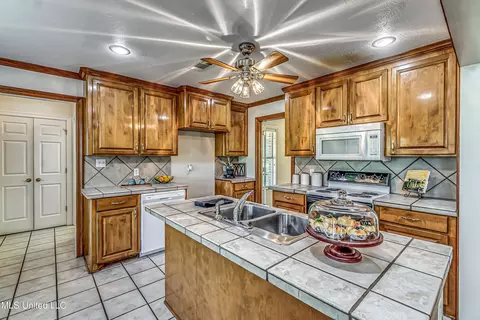 Kitchen - 254 Waldrop Rd, Flora, MS 39071 photo 9 of 11