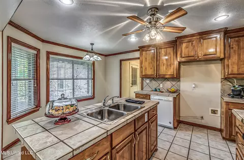 Kitchen - 254 Waldrop Rd, Flora, MS 39071 photo 7 of 11