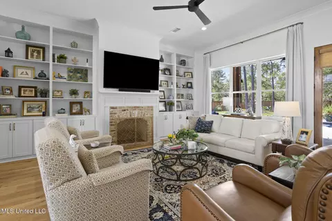 Living - 413 W Oak Cir, Madison, MS 39110 photo 1 of 2