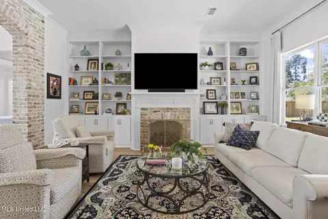 Living - 413 W Oak Cir, Madison, MS 39110 photo 2 of 2
