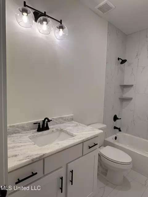 Bath - 3631 Kreunen St, Nesbit, MS 38651 photo 4 of 7