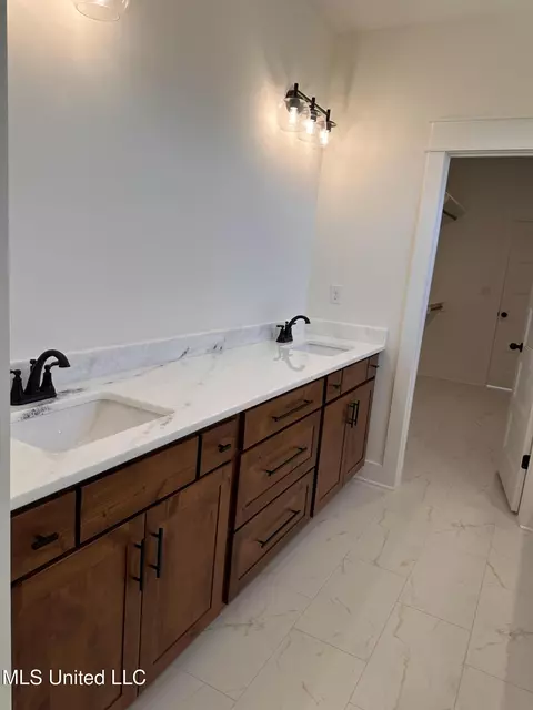 Bath - 3631 Kreunen St, Nesbit, MS 38651 photo 1 of 7