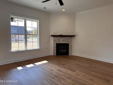 Living - 3631 Kreunen St, Nesbit, MS 38651 photo 1 of 1