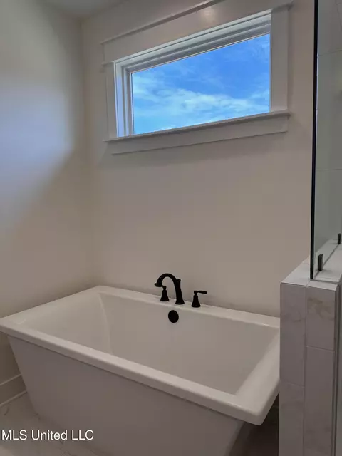 Bath - 3631 Kreunen St, Nesbit, MS 38651 photo 3 of 7