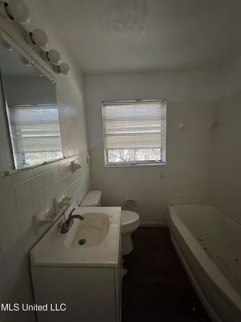 Bath - 2365 Paden St, Jackson, MS 39204 photo 3 of 3