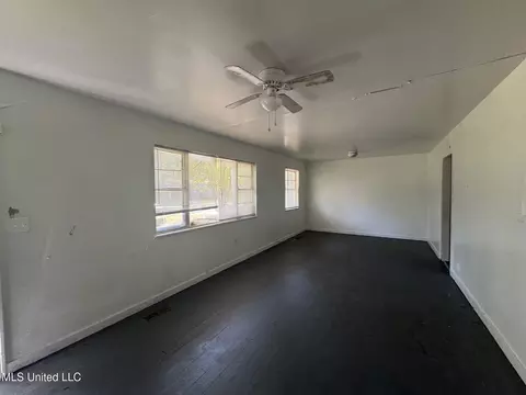 Living - 2365 Paden St, Jackson, MS 39204 photo 2 of 4