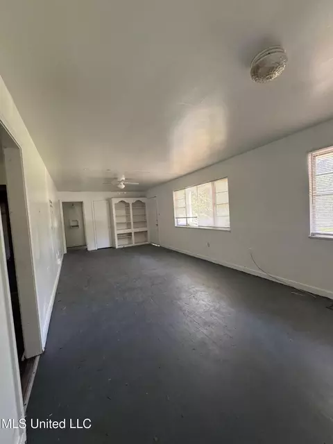 Living - 2365 Paden St, Jackson, MS 39204 photo 3 of 4