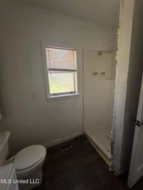 Bath - 2365 Paden St, Jackson, MS 39204 photo 2 of 3
