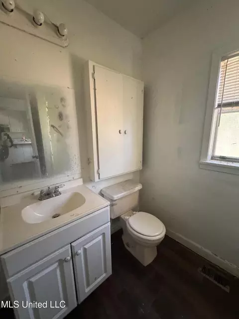 Bath - 2365 Paden St, Jackson, MS 39204 photo 1 of 3