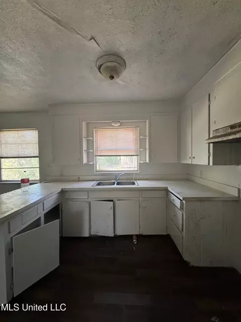 Kitchen - 2365 Paden St, Jackson, MS 39204 photo 2 of 2