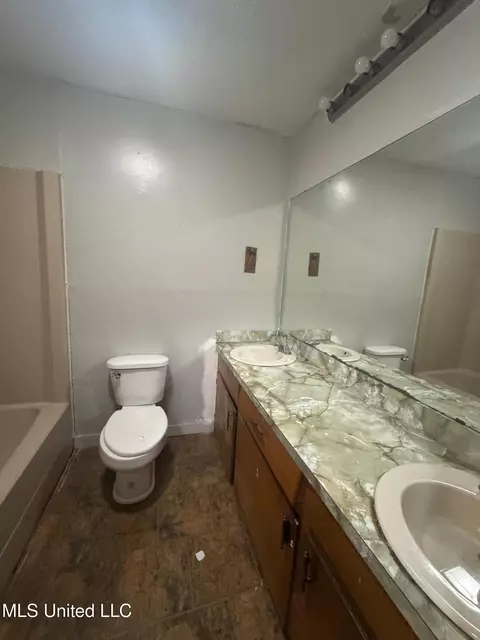 Bath - 1939 Shamrock Dr, Jackson, MS 39204 photo 1 of 2