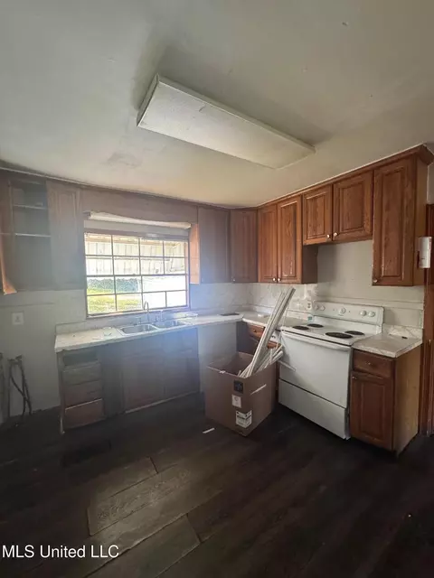 Kitchen - 1939 Shamrock Dr, Jackson, MS 39204 photo 2 of 2