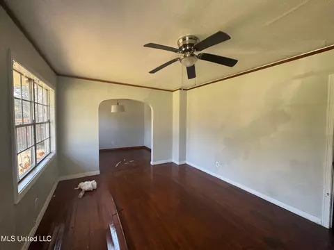 Living - 1939 Shamrock Dr, Jackson, MS 39204 photo 1 of 4