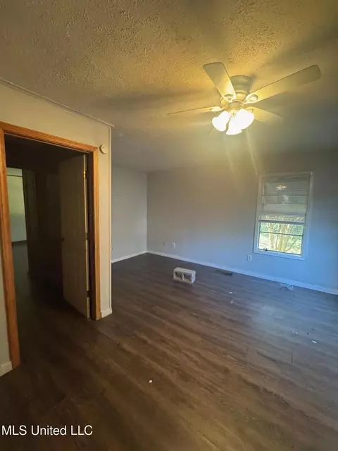 Living - 1939 Shamrock Dr, Jackson, MS 39204 photo 3 of 4